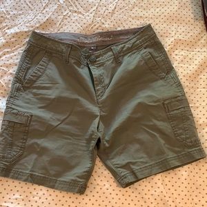 Eddie Bauer slightly curvy 6 shorts. Worn once!